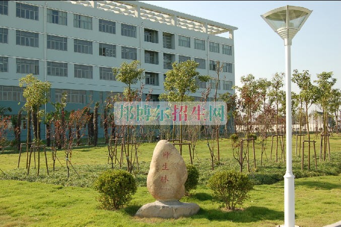 上海工會(huì)管理職業(yè)學(xué)院招生辦聯(lián)系電話(huà)