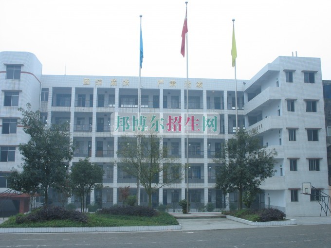 南充信息工程職業(yè)學(xué)校2016年報名條件、招生對象
