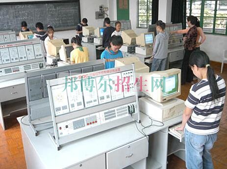 女生學應(yīng)用電子技術(shù)