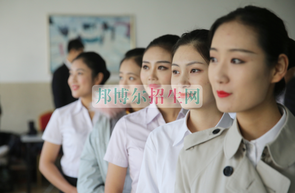 成都有航空服務(wù)學校嗎