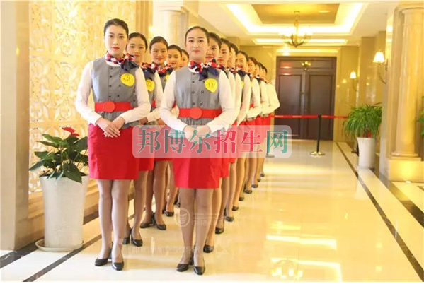 成都航空旅游職業(yè)學(xué)校開啟新學(xué)期首場(chǎng)招聘，場(chǎng)面火爆美女如云