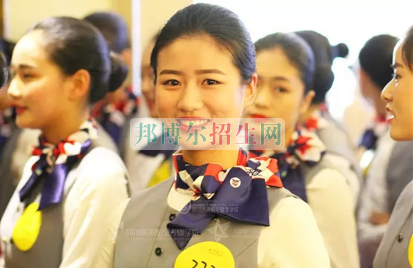 成都航空旅游職業(yè)學(xué)校開啟新學(xué)期首場(chǎng)招聘，場(chǎng)面火爆美女如云