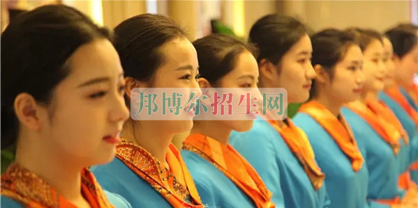 成都航空旅游職業(yè)學(xué)校開啟新學(xué)期首場(chǎng)招聘，場(chǎng)面火爆美女如云