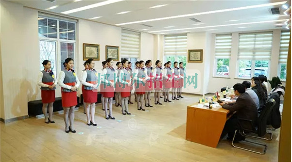 成都航空旅游職業(yè)學(xué)校開啟新學(xué)期首場(chǎng)招聘，場(chǎng)面火爆美女如云