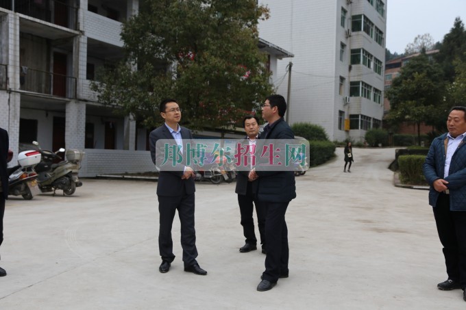 縣教科體局黨委書記、局長馮遼平深入平昌縣西興職業(yè)中學(xué)調(diào)研