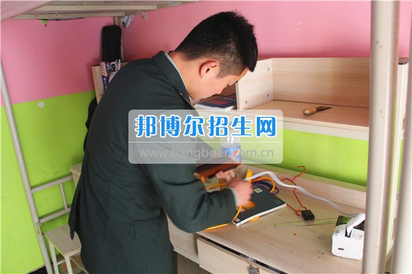 成都希望幼師學(xué)校加強安全檢查保障校園安全