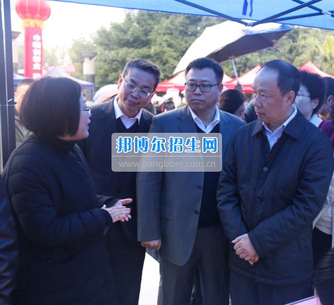 南充師范學(xué)?；ㄩ_滿堂盛世春——南充師范歡慶“三八”節(jié)