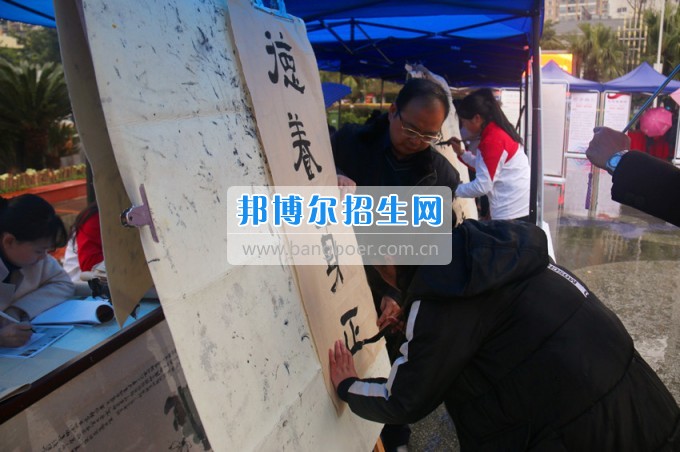 南充師范學(xué)?；ㄩ_滿堂盛世春——南充師范歡慶“三八”節(jié)