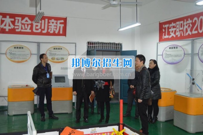 縣科協(xié)領(lǐng)導(dǎo)到四川省江安縣職業(yè)技術(shù)學(xué)?？赐麢C(jī)器人大賽師生
