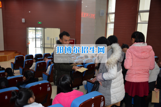 川南幼兒師范高等專科學(xué)校開(kāi)展為困難學(xué)生送溫暖活動(dòng)