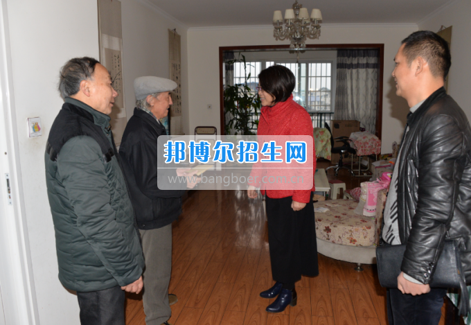 川南幼兒師范高等?？茖W(xué)校領(lǐng)導(dǎo)帶隊(duì)慰問生活困難教職工、老黨員和老干部
