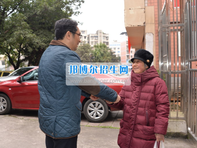 川南幼兒師范高等?？茖W(xué)校領(lǐng)導(dǎo)帶隊(duì)慰問生活困難教職工、老黨員和老干部