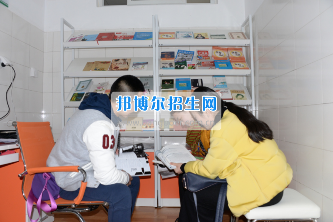 川南幼兒師范高等?？茖W(xué)校黨團(tuán)工作站、圖書(shū)漂流站在學(xué)生公寓正式運(yùn)行