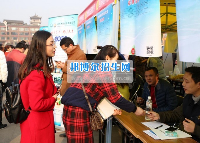 四川省樂(lè)山市第一職業(yè)高級(jí)中學(xué)參加“春風(fēng)行動(dòng)”招聘會(huì)