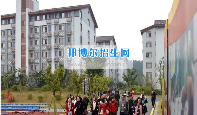 南充市建華職業(yè)中學(xué)開展“請進來，走出去”校際交流活動