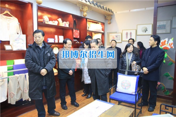 四川音樂(lè)學(xué)院黨委書(shū)記、院長(zhǎng)林戈?duì)柦淌谝恍械酱ū庇變簬煼陡叩葘?zhuān)科學(xué)?？疾? width=