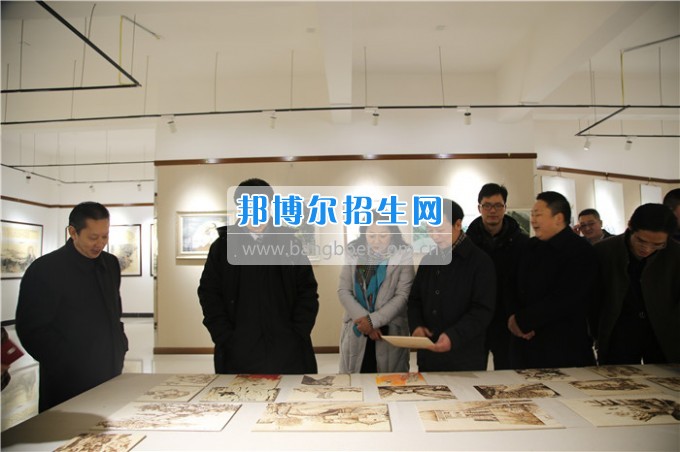 四川音樂(lè)學(xué)院黨委書(shū)記、院長(zhǎng)林戈?duì)柦淌谝恍械酱ū庇變簬煼陡叩葘?zhuān)科學(xué)校考察