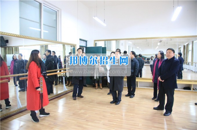 四川音樂(lè)學(xué)院黨委書(shū)記、院長(zhǎng)林戈?duì)柦淌谝恍械酱ū庇變簬煼陡叩葘?zhuān)科學(xué)?？疾? width=
