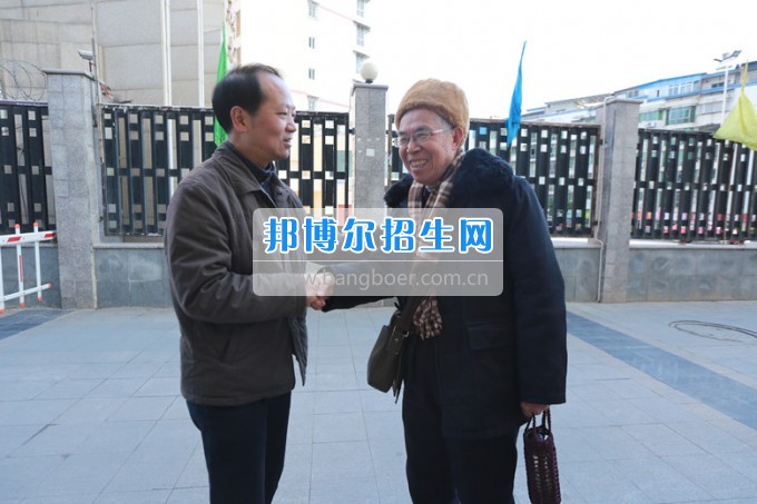 川北幼兒師范高等?？茖W(xué)校黨委書記張斌走訪慰問學(xué)校離退休老同志
