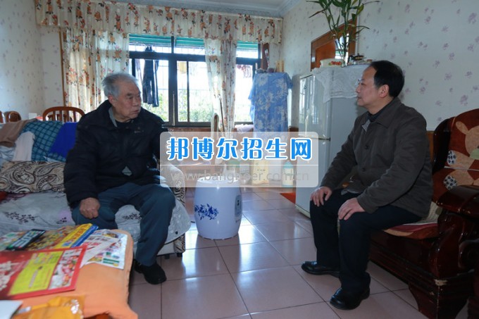 川北幼兒師范高等?？茖W(xué)校黨委書記張斌走訪慰問學(xué)校離退休老同志