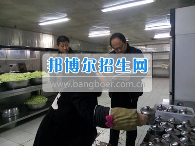 市食藥局、教育局領(lǐng)導(dǎo)到四川省什邡市職業(yè)中專學(xué)校食堂檢查開學(xué)工作