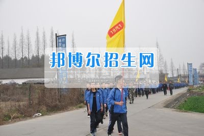 四川省什邡市職業(yè)中專學(xué)校拉練路上，我們擼起袖子邁步向前