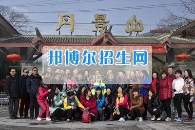 四川省什邡市職業(yè)中專學(xué)校遠(yuǎn)足、攝影活動(dòng)彰顯工會(huì)活力