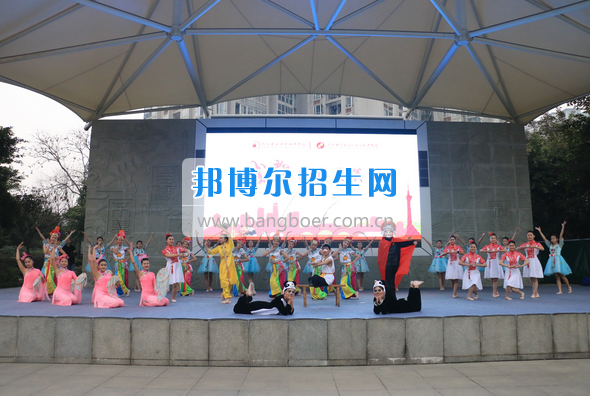 成都市洞子口職業(yè)高級中學(xué)舉行“成都，因我更美麗”主題開學(xué)典禮