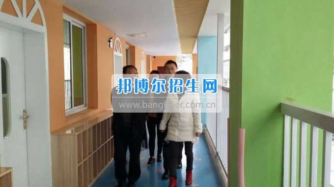 南充師范學(xué)校蔡禮儒校長赴高坪、嘉陵參加實習(xí)就業(yè)基地掛牌并看望實習(xí)生