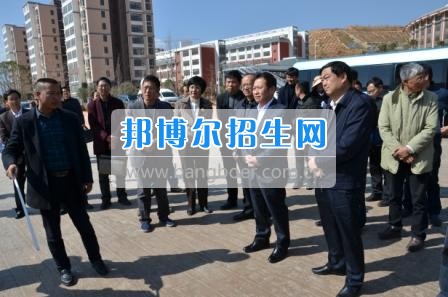 州委、州政府主要領(lǐng)導(dǎo)調(diào)研大理衛(wèi)校整體搬遷建設(shè)工作  2月10日下午，州委書(shū)記陳堅(jiān)和州委副書(shū)記、州長(zhǎng)楊健等領(lǐng)導(dǎo)蒞臨大理衛(wèi)校(大理護(hù)理職業(yè)學(xué)院)海東新校區(qū)，對(duì)學(xué)校整體搬遷項(xiàng)目建設(shè)情況進(jìn)行實(shí)地調(diào)研，并在龍山國(guó)際會(huì)議中心主持召開(kāi)推進(jìn)大理衛(wèi)校(大理護(hù)理職業(yè)學(xué)院)整體搬遷建設(shè)專(zhuān)題會(huì)議。楊泓濤校長(zhǎng)代表學(xué)校匯報(bào)了學(xué)校的工作情況，海開(kāi)委、州衛(wèi)計(jì)委、州教育局、州財(cái)政局、州發(fā)改委、州委編辦、州人社局、州審計(jì)局等部門(mén)領(lǐng)導(dǎo)對(duì)大理衛(wèi)校(大理護(hù)理職業(yè)學(xué)院)整體搬遷建設(shè)情況進(jìn)行了匯報(bào)說(shuō)明。   會(huì)上,陳堅(jiān)書(shū)記強(qiáng)調(diào),各主管部門(mén)要站在促進(jìn)全州教育、衛(wèi)生事業(yè)發(fā)展的高度，加強(qiáng)協(xié)調(diào)聯(lián)動(dòng),幫助解決大理衛(wèi)校整體搬遷工作推進(jìn)上的瓶頸問(wèn)題,以高標(biāo)準(zhǔn)、嚴(yán)要求組織驗(yàn)收和掃尾工作，保證施工安全、建筑安全及搬遷后的校園安全。楊健州長(zhǎng)重申了實(shí)現(xiàn)整體搬遷的意義，并要求學(xué)校要在升格組建大理護(hù)理職業(yè)學(xué)院的同時(shí)，保留大理衛(wèi)校的牌子和教學(xué)優(yōu)勢(shì)，不斷提高辦學(xué)質(zhì)量，擴(kuò)大辦學(xué)規(guī)模，為全州衛(wèi)生事業(yè)發(fā)展輸送更多優(yōu)質(zhì)人才。   此次調(diào)研和座談會(huì)充分體現(xiàn)了州委、州政府對(duì)于學(xué)校整體搬遷建設(shè)的高度重視，也為學(xué)校發(fā)展指明了方向。學(xué)校領(lǐng)導(dǎo)對(duì)州委、州政府長(zhǎng)期以來(lái)對(duì)學(xué)校的關(guān)心和支持致以衷心的感謝，并表示將按照會(huì)議的相關(guān)要求，抓實(shí)各項(xiàng)搬遷準(zhǔn)備工作，確保按時(shí)完成搬遷辦學(xué)。多措并舉做好資金籌措和師資隊(duì)伍建設(shè)，齊心協(xié)力將大理衛(wèi)校(大理護(hù)理職業(yè)學(xué)院)打造成為一所具有特色的一流高等護(hù)理職業(yè)院校。