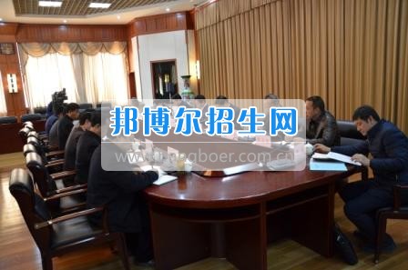 州委、州政府主要領(lǐng)導(dǎo)調(diào)研大理衛(wèi)校整體搬遷建設(shè)工作  2月10日下午，州委書(shū)記陳堅(jiān)和州委副書(shū)記、州長(zhǎng)楊健等領(lǐng)導(dǎo)蒞臨大理衛(wèi)校(大理護(hù)理職業(yè)學(xué)院)海東新校區(qū)，對(duì)學(xué)校整體搬遷項(xiàng)目建設(shè)情況進(jìn)行實(shí)地調(diào)研，并在龍山國(guó)際會(huì)議中心主持召開(kāi)推進(jìn)大理衛(wèi)校(大理護(hù)理職業(yè)學(xué)院)整體搬遷建設(shè)專(zhuān)題會(huì)議。楊泓濤校長(zhǎng)代表學(xué)校匯報(bào)了學(xué)校的工作情況，海開(kāi)委、州衛(wèi)計(jì)委、州教育局、州財(cái)政局、州發(fā)改委、州委編辦、州人社局、州審計(jì)局等部門(mén)領(lǐng)導(dǎo)對(duì)大理衛(wèi)校(大理護(hù)理職業(yè)學(xué)院)整體搬遷建設(shè)情況進(jìn)行了匯報(bào)說(shuō)明。   會(huì)上,陳堅(jiān)書(shū)記強(qiáng)調(diào),各主管部門(mén)要站在促進(jìn)全州教育、衛(wèi)生事業(yè)發(fā)展的高度，加強(qiáng)協(xié)調(diào)聯(lián)動(dòng),幫助解決大理衛(wèi)校整體搬遷工作推進(jìn)上的瓶頸問(wèn)題,以高標(biāo)準(zhǔn)、嚴(yán)要求組織驗(yàn)收和掃尾工作，保證施工安全、建筑安全及搬遷后的校園安全。楊健州長(zhǎng)重申了實(shí)現(xiàn)整體搬遷的意義，并要求學(xué)校要在升格組建大理護(hù)理職業(yè)學(xué)院的同時(shí)，保留大理衛(wèi)校的牌子和教學(xué)優(yōu)勢(shì)，不斷提高辦學(xué)質(zhì)量，擴(kuò)大辦學(xué)規(guī)模，為全州衛(wèi)生事業(yè)發(fā)展輸送更多優(yōu)質(zhì)人才。   此次調(diào)研和座談會(huì)充分體現(xiàn)了州委、州政府對(duì)于學(xué)校整體搬遷建設(shè)的高度重視，也為學(xué)校發(fā)展指明了方向。學(xué)校領(lǐng)導(dǎo)對(duì)州委、州政府長(zhǎng)期以來(lái)對(duì)學(xué)校的關(guān)心和支持致以衷心的感謝，并表示將按照會(huì)議的相關(guān)要求，抓實(shí)各項(xiàng)搬遷準(zhǔn)備工作，確保按時(shí)完成搬遷辦學(xué)。多措并舉做好資金籌措和師資隊(duì)伍建設(shè)，齊心協(xié)力將大理衛(wèi)校(大理護(hù)理職業(yè)學(xué)院)打造成為一所具有特色的一流高等護(hù)理職業(yè)院校。
