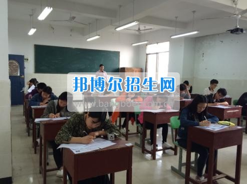 四川三河職業(yè)學(xué)院五年制轉(zhuǎn)錄考試工作圓滿結(jié)束  4月6日-7日，根據(jù)《四川三河職業(yè)學(xué)院2017年五年制轉(zhuǎn)錄考核方案》要求，2017年五年制轉(zhuǎn)錄考試在聯(lián)辦學(xué)校合江少岷職業(yè)技術(shù)學(xué)校張灣校區(qū)舉行，考試由教務(wù)處丁小林副處長組織，少岷職校有關(guān)領(lǐng)導(dǎo)共同配合開展，考試組織嚴密、紀律正常、圓滿完成了2017年五年制轉(zhuǎn)錄考試工作。