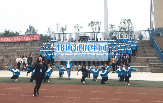 團市委領導督查瀘州市職業(yè)技術學校參加2017年五四青年節(jié)主題團日活動節(jié)目準備情況