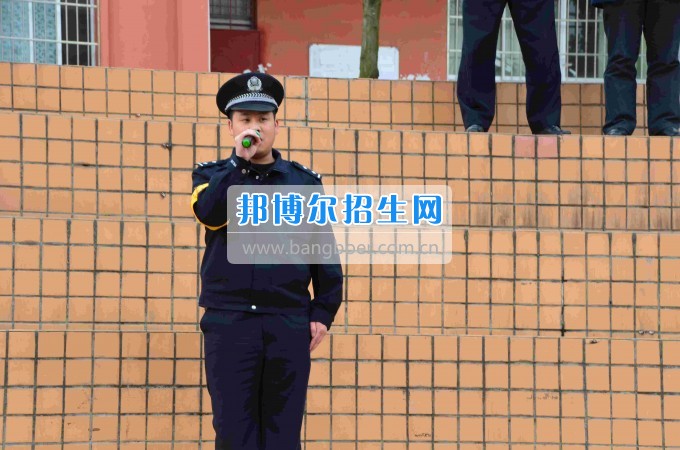 2017年貴州省經濟學校聯(lián)合荷塘派出所舉行全校防暴處突演練