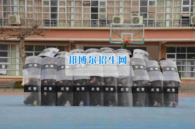 2017年貴州省經濟學校聯(lián)合荷塘派出所舉行全校防暴處突演練
