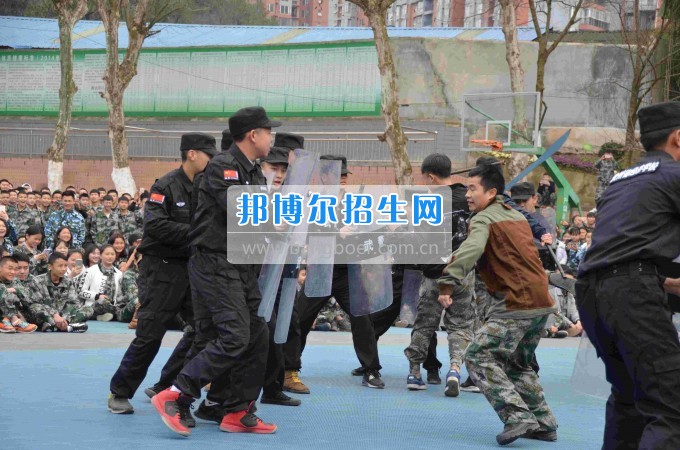 2017年貴州省經濟學校聯(lián)合荷塘派出所舉行全校防暴處突演練