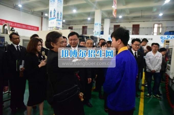 泰國(guó)詩(shī)琳通公主攜高訪團(tuán)蒞臨貴州省機(jī)械工業(yè)學(xué)校參觀訪問(wèn)
