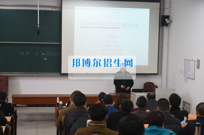 內(nèi)江市鐵路機(jī)械學(xué)校首期“特種設(shè)備、特種作業(yè)人員安全技術(shù)培訓(xùn)班”順利結(jié)業(yè)