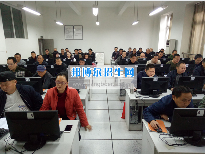 內(nèi)江市鐵路機(jī)械學(xué)校首期“特種設(shè)備、特種作業(yè)人員安全技術(shù)培訓(xùn)班”順利結(jié)業(yè)