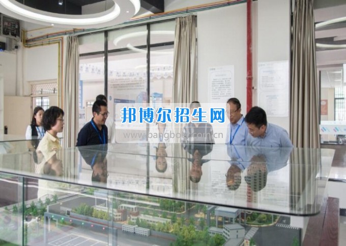 四川省一帶一路促進(jìn)會(huì)會(huì)長林忠清一行來四川省經(jīng)濟(jì)管理學(xué)校參觀考察，共同商建“一帶一路國際職業(yè)教育中心”