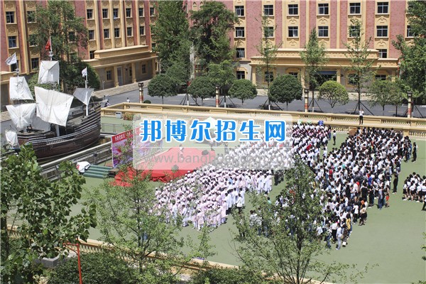 2017年成都希望幼師學(xué)校師生齊聚感恩廣場開展紀(jì)念活動