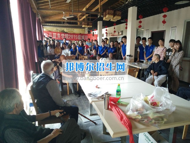 公共服務(wù)四川城市職業(yè)學(xué)院開展志愿服務(wù)活動(dòng) 踐行社會(huì)主義核心價(jià)值觀  活動(dòng)現(xiàn)場(chǎng)  四川城市職業(yè)學(xué)院訊(公共服務(wù)學(xué)院 馬李京)為了培養(yǎng)同學(xué)們的敬老意識(shí)，踐行社會(huì)主義核心價(jià)值觀，近日，公共服務(wù)學(xué)院15級(jí)城軌12班的同學(xué)們來到了位于龍泉驛區(qū)的啟陽(yáng)養(yǎng)老中心，開展以“濃濃端午情，顆顆敬老心”為主題的端午節(jié)志愿服務(wù)活動(dòng)。  剛到養(yǎng)老院門口，在養(yǎng)老院工作的阿姨就熱情地開門接同學(xué)們進(jìn)去。這是同學(xué)們第二次來到啟陽(yáng)養(yǎng)老院了，對(duì)院內(nèi)的一些基本情況有了大概的了解，完全沒有第一次的生疏緊張。在和負(fù)責(zé)人溝通之后,同學(xué)們分為幾個(gè)小組，分別和老人們聊天談心,和他們一起散步,看他們寫書法、講笑話,給他們分發(fā)帶去的粽子等禮品。雖然這些都是小事，但是同學(xué)們都一絲不茍地對(duì)待，盡自己最大的努力。小組分頭行動(dòng)完成之后，同學(xué)們將老人聚在一起，給他們帶來了精心準(zhǔn)備的節(jié)目。最后，同學(xué)們依依不舍地道別，并與啟陽(yáng)養(yǎng)老中心的全體老人和護(hù)工們合影留念。  這次活動(dòng)結(jié)束了，但是同學(xué)們的熱情沒有消褪。同學(xué)們紛紛表示以后還要常來這里看看，不光是聊天解悶，還要多幫養(yǎng)老院的叔叔阿姨做些事情，減少他們的工作量。同學(xué)們都祝愿養(yǎng)老院的爺爺奶奶擁有一個(gè)快樂的晚年。這次志愿活動(dòng)不僅為老人送去了溫暖，讓他們度過一個(gè)歡樂的節(jié)日，增強(qiáng)了同學(xué)們的敬老意識(shí)，同時(shí)也傳遞了正能量，發(fā)揚(yáng)了中華名族敬老愛老的傳統(tǒng)美德，形成關(guān)注老人、人人敬老愛老的社會(huì)氛圍。