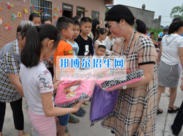 川南幼兒師范高等?？茖W校在前進村留守兒童之家舉行慶“六一“活動