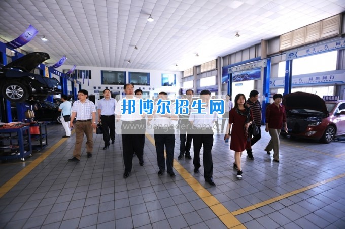 沈陽職業(yè)技術(shù)學(xué)院院長劉樹敏、濰坊工程職業(yè)學(xué)院院長高立伯一行來四川工程職業(yè)技術(shù)學(xué)院考察交流