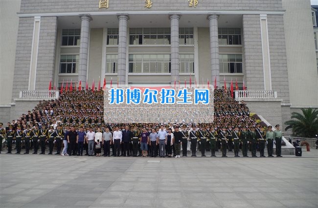 四川管理職業(yè)學(xué)院國旗隊(duì)參加四川省高校國旗護(hù)衛(wèi)隊(duì)會(huì)操交流活動(dòng)  為慶祝中國人民解放軍建軍90周年，推進(jìn)西南地區(qū)高校國旗文化的發(fā)展，持續(xù)發(fā)揮升旗儀式的教育引導(dǎo)作用，深化愛國主義教育，5月20日，我院國旗隊(duì)?wèi)?yīng)邀參加了由四川大學(xué)錦城學(xué)院發(fā)起的會(huì)操交流活動(dòng)。  全省28所高校的國旗護(hù)衛(wèi)隊(duì)，近千名國旗手齊聚一堂。在莊嚴(yán)的升旗儀式后，活動(dòng)進(jìn)入會(huì)操展示環(huán)節(jié)。我院國旗隊(duì)邁著整齊劃一的步伐走過主席臺(tái)，展示出了優(yōu)秀的訓(xùn)練水平和昂揚(yáng)的精神風(fēng)貌。當(dāng)天下午，在四川大學(xué)錦城學(xué)院大禮堂舉行了“以我火紅青春、譜寫國旗禮贊”大學(xué)生升旗手文藝匯演。我院代表隊(duì)以優(yōu)雅的舞姿展現(xiàn)了大學(xué)生青春的風(fēng)采。表達(dá)了對(duì)祖國與學(xué)院的炙熱情感和嚴(yán)于律己的學(xué)習(xí)態(tài)度。  此次會(huì)操交流活動(dòng)，加強(qiáng)了省內(nèi)各高校國旗護(hù)衛(wèi)隊(duì)間的聯(lián)系，弘揚(yáng)了愛國、愛旗、護(hù)旗的精神，獲得了寶貴的經(jīng)驗(yàn)，明確了努力的方向。我院國旗隊(duì)的隊(duì)員們紛紛表示：要肩負(fù)起捍衛(wèi)國旗尊嚴(yán)、宣傳國旗文化的神圣使命!