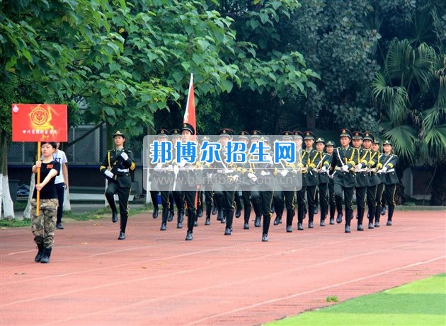 四川管理職業(yè)學(xué)院國旗隊(duì)參加四川省高校國旗護(hù)衛(wèi)隊(duì)會(huì)操交流活動(dòng)  為慶祝中國人民解放軍建軍90周年，推進(jìn)西南地區(qū)高校國旗文化的發(fā)展，持續(xù)發(fā)揮升旗儀式的教育引導(dǎo)作用，深化愛國主義教育，5月20日，我院國旗隊(duì)?wèi)?yīng)邀參加了由四川大學(xué)錦城學(xué)院發(fā)起的會(huì)操交流活動(dòng)。  全省28所高校的國旗護(hù)衛(wèi)隊(duì)，近千名國旗手齊聚一堂。在莊嚴(yán)的升旗儀式后，活動(dòng)進(jìn)入會(huì)操展示環(huán)節(jié)。我院國旗隊(duì)邁著整齊劃一的步伐走過主席臺(tái)，展示出了優(yōu)秀的訓(xùn)練水平和昂揚(yáng)的精神風(fēng)貌。當(dāng)天下午，在四川大學(xué)錦城學(xué)院大禮堂舉行了“以我火紅青春、譜寫國旗禮贊”大學(xué)生升旗手文藝匯演。我院代表隊(duì)以優(yōu)雅的舞姿展現(xiàn)了大學(xué)生青春的風(fēng)采。表達(dá)了對(duì)祖國與學(xué)院的炙熱情感和嚴(yán)于律己的學(xué)習(xí)態(tài)度。  此次會(huì)操交流活動(dòng)，加強(qiáng)了省內(nèi)各高校國旗護(hù)衛(wèi)隊(duì)間的聯(lián)系，弘揚(yáng)了愛國、愛旗、護(hù)旗的精神，獲得了寶貴的經(jīng)驗(yàn)，明確了努力的方向。我院國旗隊(duì)的隊(duì)員們紛紛表示：要肩負(fù)起捍衛(wèi)國旗尊嚴(yán)、宣傳國旗文化的神圣使命!
