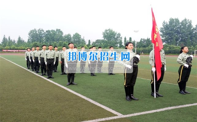 四川管理職業(yè)學(xué)院國旗隊(duì)參加四川省高校國旗護(hù)衛(wèi)隊(duì)會(huì)操交流活動(dòng)  為慶祝中國人民解放軍建軍90周年，推進(jìn)西南地區(qū)高校國旗文化的發(fā)展，持續(xù)發(fā)揮升旗儀式的教育引導(dǎo)作用，深化愛國主義教育，5月20日，我院國旗隊(duì)?wèi)?yīng)邀參加了由四川大學(xué)錦城學(xué)院發(fā)起的會(huì)操交流活動(dòng)。  全省28所高校的國旗護(hù)衛(wèi)隊(duì)，近千名國旗手齊聚一堂。在莊嚴(yán)的升旗儀式后，活動(dòng)進(jìn)入會(huì)操展示環(huán)節(jié)。我院國旗隊(duì)邁著整齊劃一的步伐走過主席臺(tái)，展示出了優(yōu)秀的訓(xùn)練水平和昂揚(yáng)的精神風(fēng)貌。當(dāng)天下午，在四川大學(xué)錦城學(xué)院大禮堂舉行了“以我火紅青春、譜寫國旗禮贊”大學(xué)生升旗手文藝匯演。我院代表隊(duì)以優(yōu)雅的舞姿展現(xiàn)了大學(xué)生青春的風(fēng)采。表達(dá)了對(duì)祖國與學(xué)院的炙熱情感和嚴(yán)于律己的學(xué)習(xí)態(tài)度。  此次會(huì)操交流活動(dòng)，加強(qiáng)了省內(nèi)各高校國旗護(hù)衛(wèi)隊(duì)間的聯(lián)系，弘揚(yáng)了愛國、愛旗、護(hù)旗的精神，獲得了寶貴的經(jīng)驗(yàn)，明確了努力的方向。我院國旗隊(duì)的隊(duì)員們紛紛表示：要肩負(fù)起捍衛(wèi)國旗尊嚴(yán)、宣傳國旗文化的神圣使命!