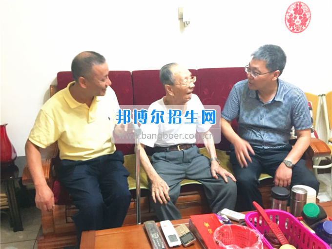 成都中醫(yī)藥大學(xué)領(lǐng)導(dǎo)走訪慰問老黨員、困難黨員和群眾代表