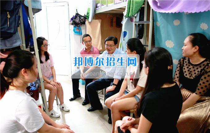 成都中醫(yī)藥大學(xué)領(lǐng)導(dǎo)走訪慰問老黨員、困難黨員和群眾代表