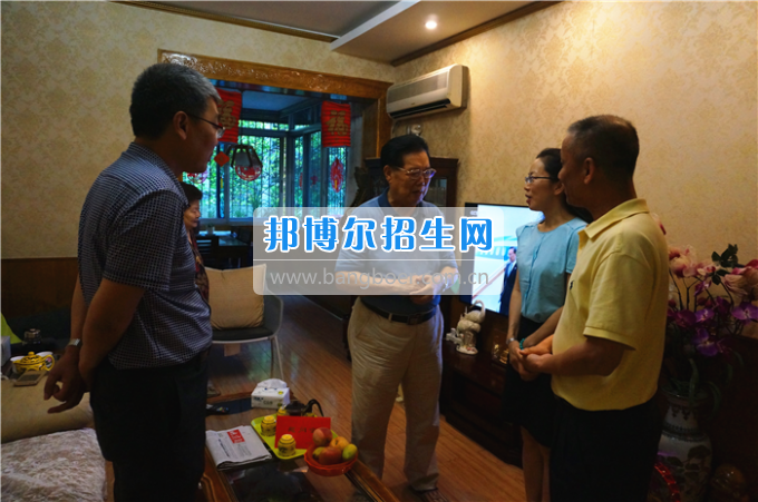 成都中醫(yī)藥大學(xué)領(lǐng)導(dǎo)走訪慰問老黨員、困難黨員和群眾代表